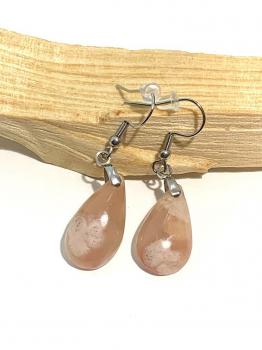 Ces boucles d’oreilles en agate fleur combinent beauté naturelle et bienfaits apaisants, un accessoire indispensable pour celles qui recherchent une élégance douce et harmonieuse.