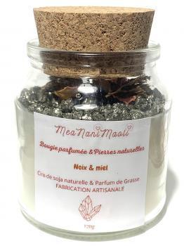 Bougie parfumée artisanale senteur Noix & Miel contenant des cristaux de pyrite