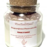 Bougie parfumée artisanale senteur pomme d'amour contenant des cristaux de quartz rose