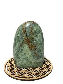 Découvrez notre chrysoprase unique pour apporter paix, vitalité et ouverture dans votre vie, tout en embellissant votre espace de son vert lumineux.