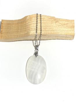 Ce collier orné de son pendentif en aragonite blanche, allie beauté et bien-être. Il vous accompagne au quotidien en apportant équilibre, paix et énergie positive.