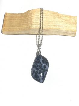 Ce collier avec ses bienfaits en ancrage, protection et clarté mentale, il devient un allié idéal pour ceux qui cherchent à vivre avec équilibre et assurance.