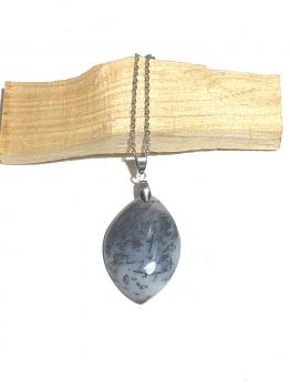 Ce collier allie élégance et profondeur spirituelle. Il offre protection, équilibre et intuition, parfait pour ceux en quête de connexion intérieure et d’inspiration.